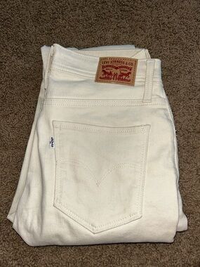 Levi's Women's Cream Slim Straight Jeans with Signature Patch